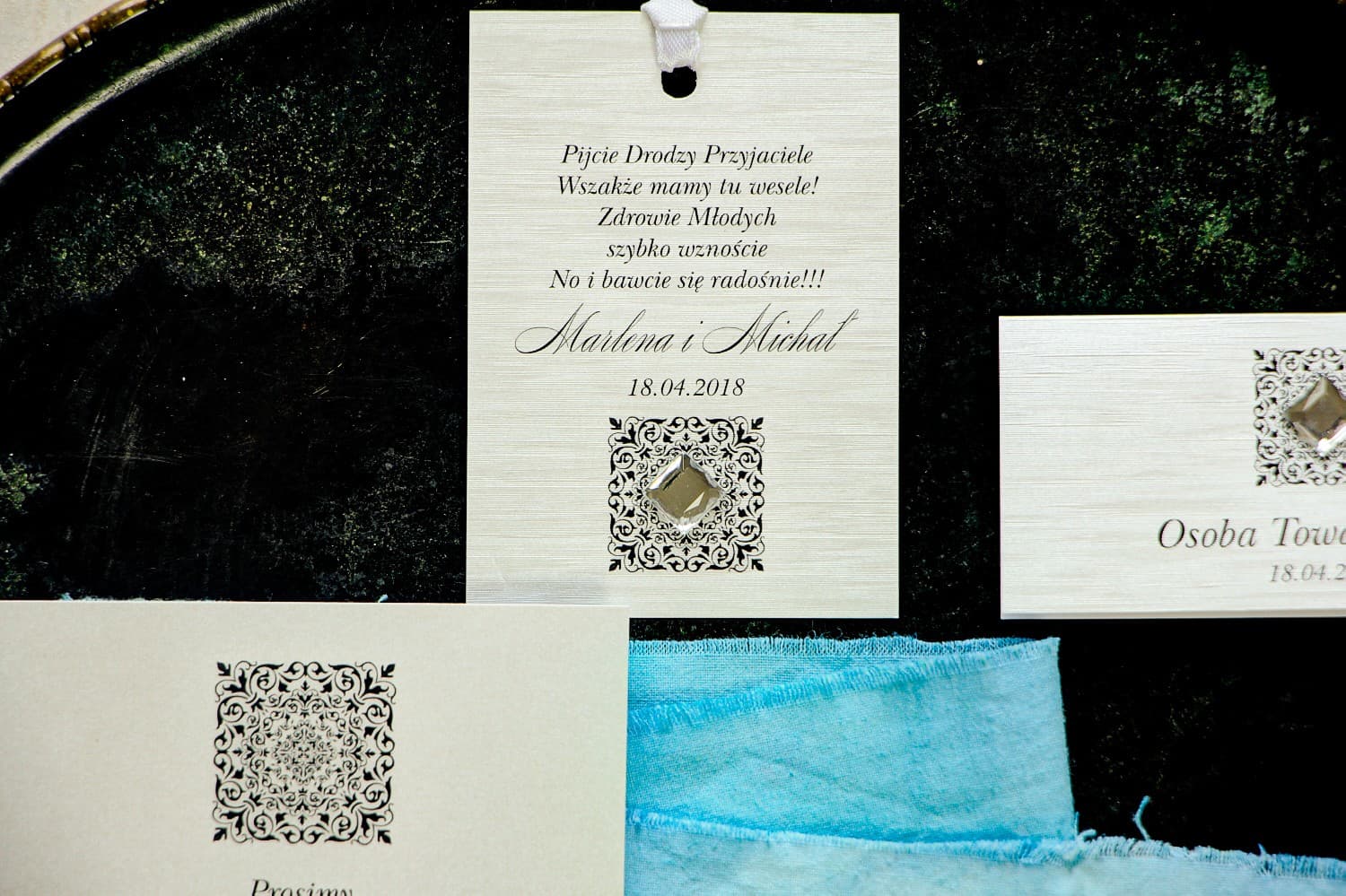 Eleganckie zawieszki na alkohol z kryształkiem | Srebrne etykiety na wódkę weselną | Brenet nr 1