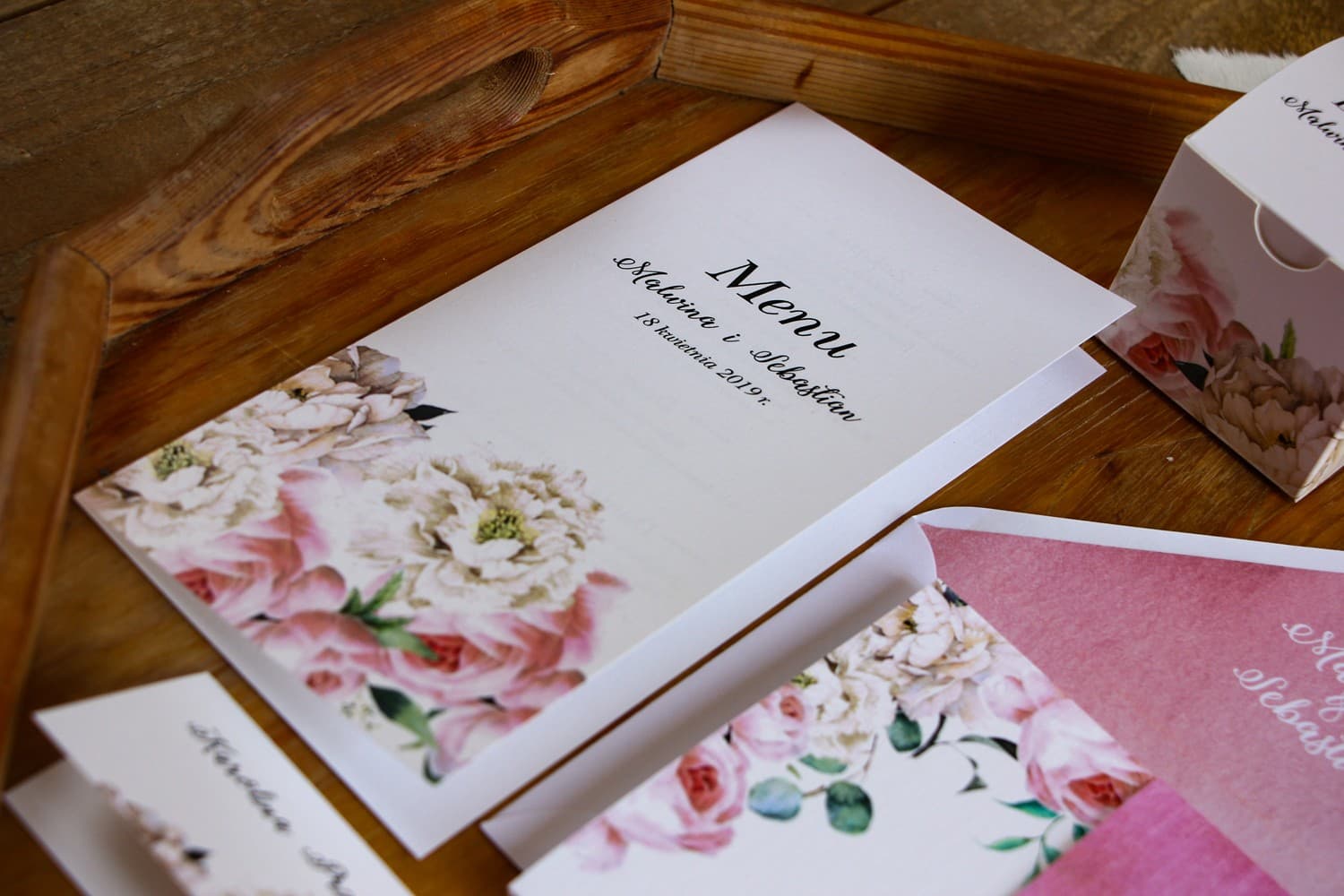 Eleganckie Menu Weselne z Piwoniami i Różami | Personalizowana Karta Dań na Stół Ślubny | Rozalia Nr 4