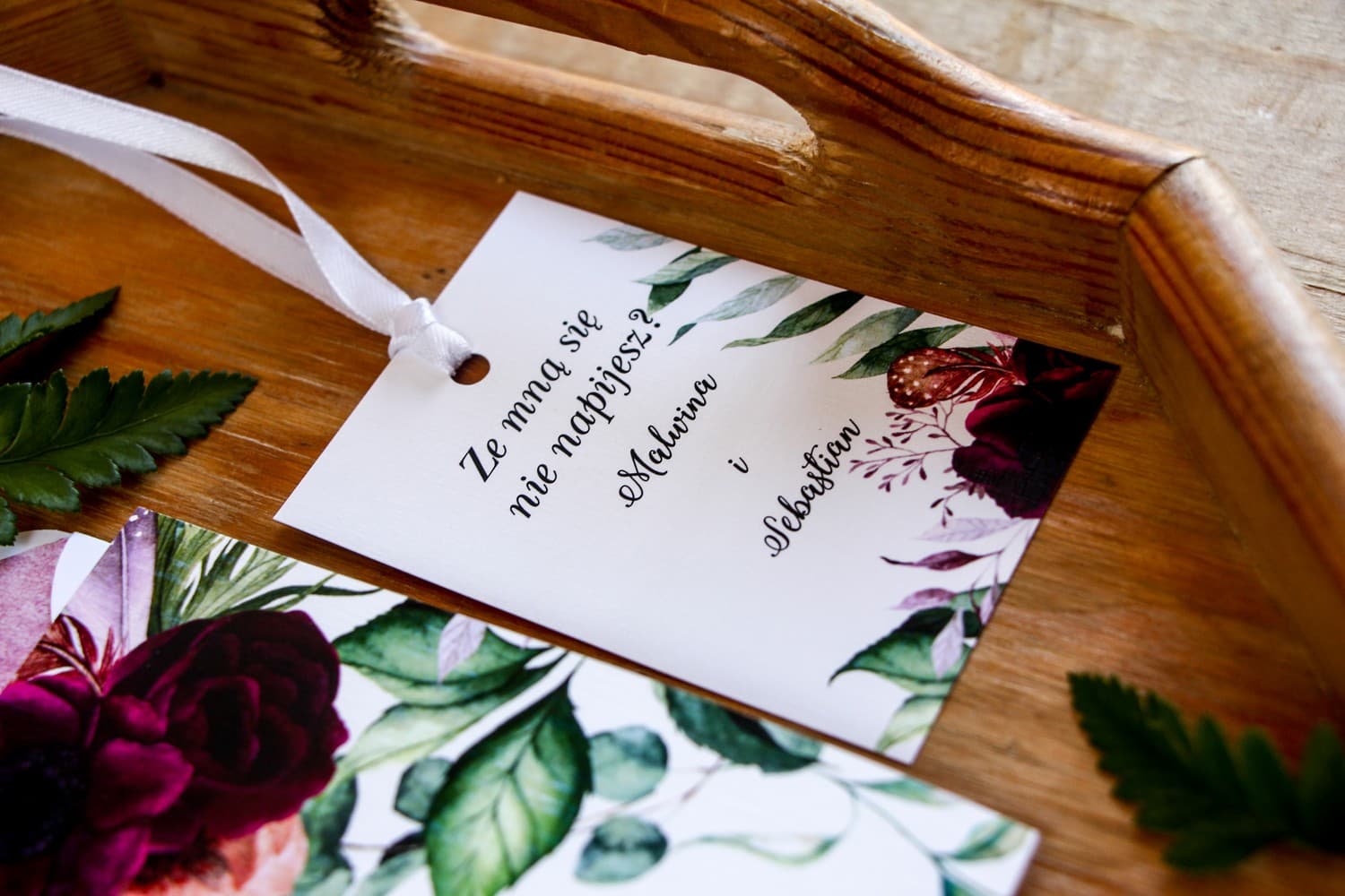 Zawieszki na Wódkę Weselną z Burgundową Piwonią | Personalizowane Etykiety na Alkohol | Rozalia nr 2