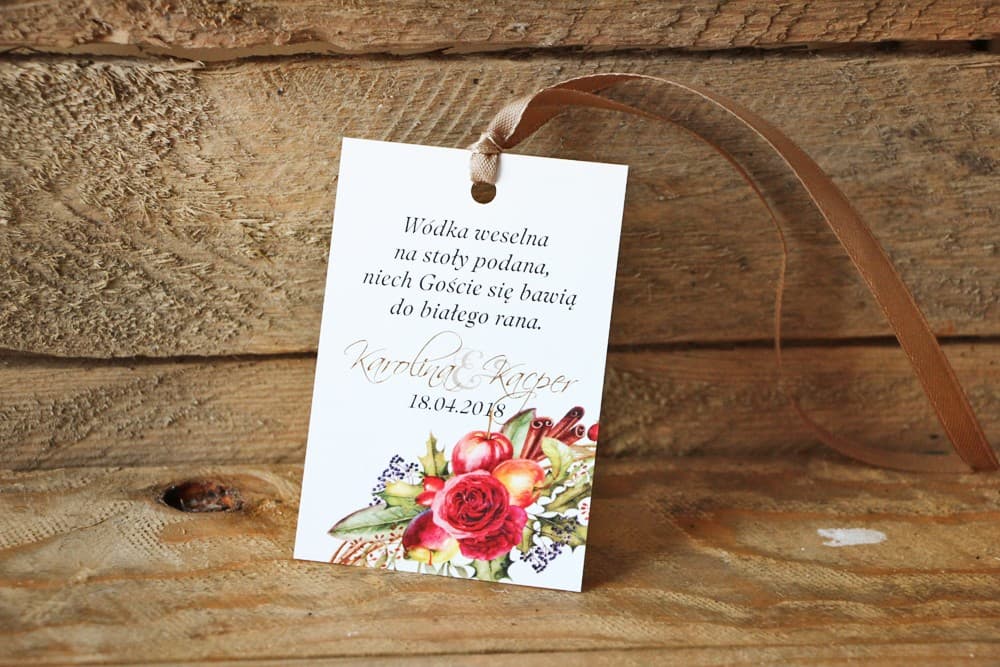 Zimowe Zawieszki na Alkohol z Czerwonymi Różami i Cynamonem | Eleganckie Zawieszki na Wódkę Weselną Personalizowane | Akwarele 3