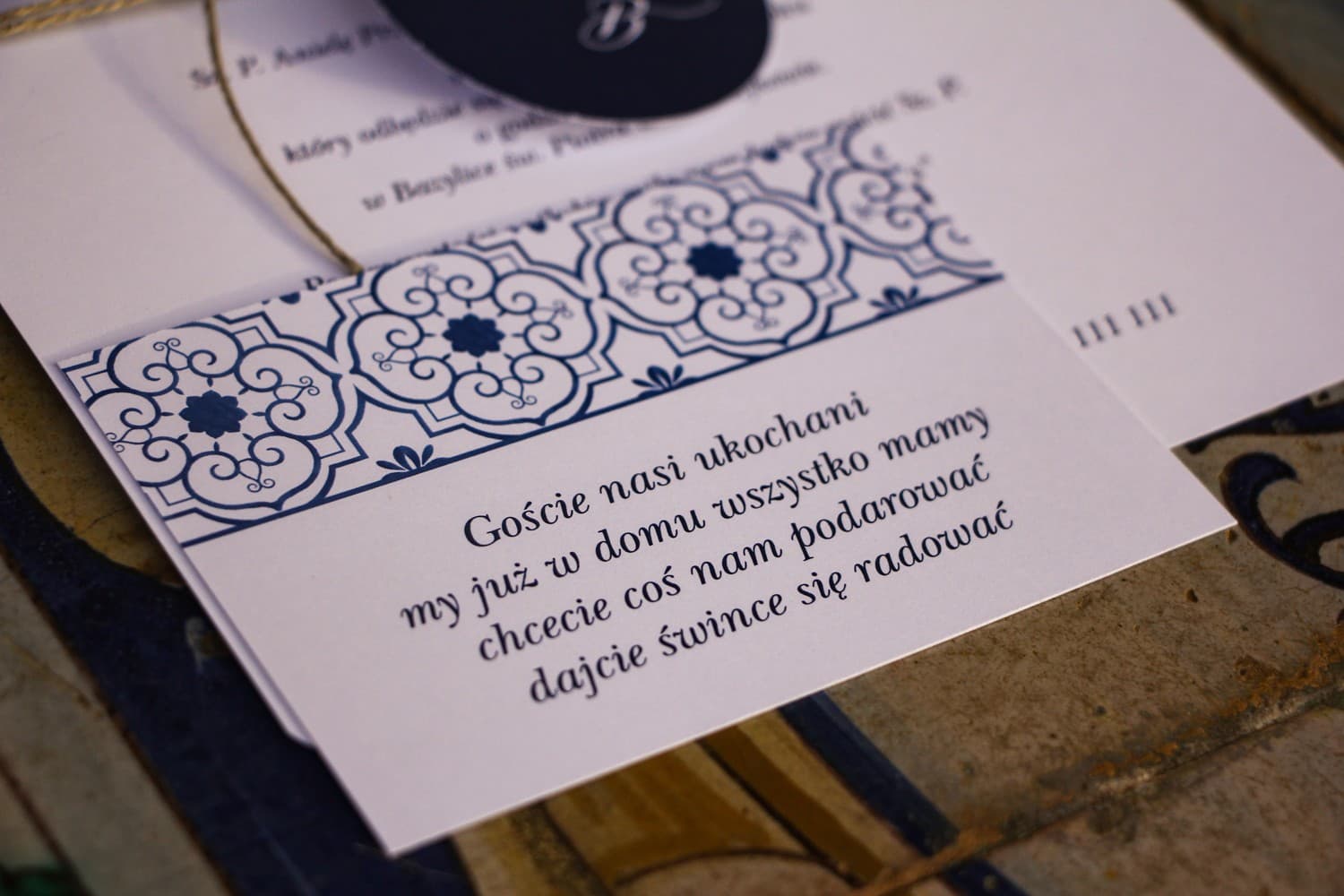 Elegancka wkładka do zaproszeń z hiszpańskim wzorem | Bileciki ślubne informacyjne | Indygo nr 1