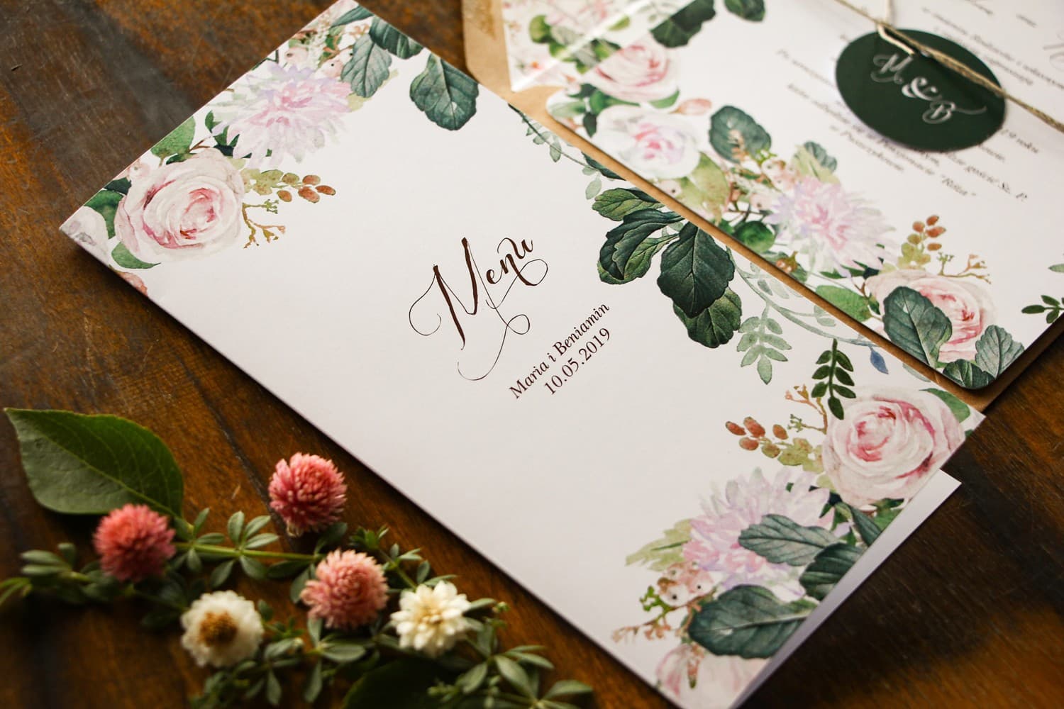 Romantyczne Menu Weselne z Daliami i Różami | Stojąca Karta Dań na Stół | Indygo nr 5