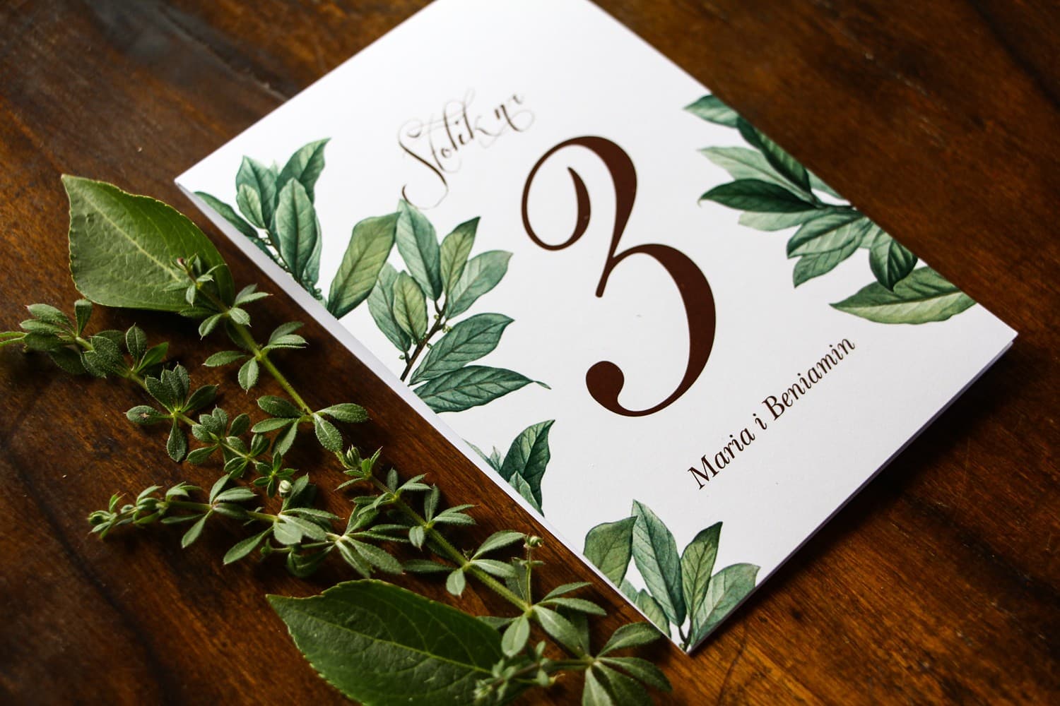 Rustykalne Numery na Stół Weselny z Gałązką Oliwki, Stojące Oznaczenia Stołów | Numeracja Stołów | Indygo nr 2