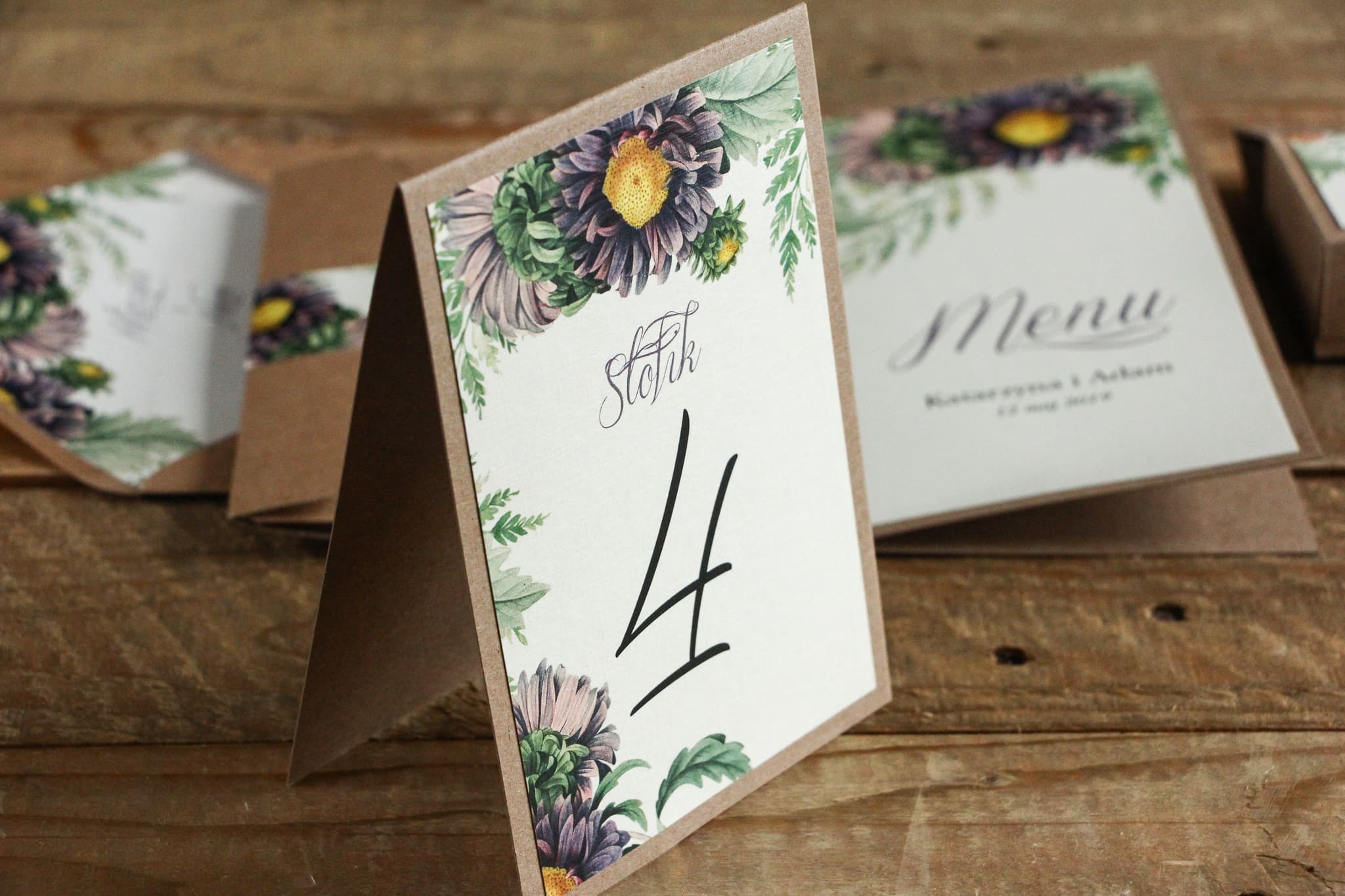 Rustykalne Numery na Stół z Fioletowymi Astrami | Stojące Numerki Weselne Kraft | Kraft nr 3