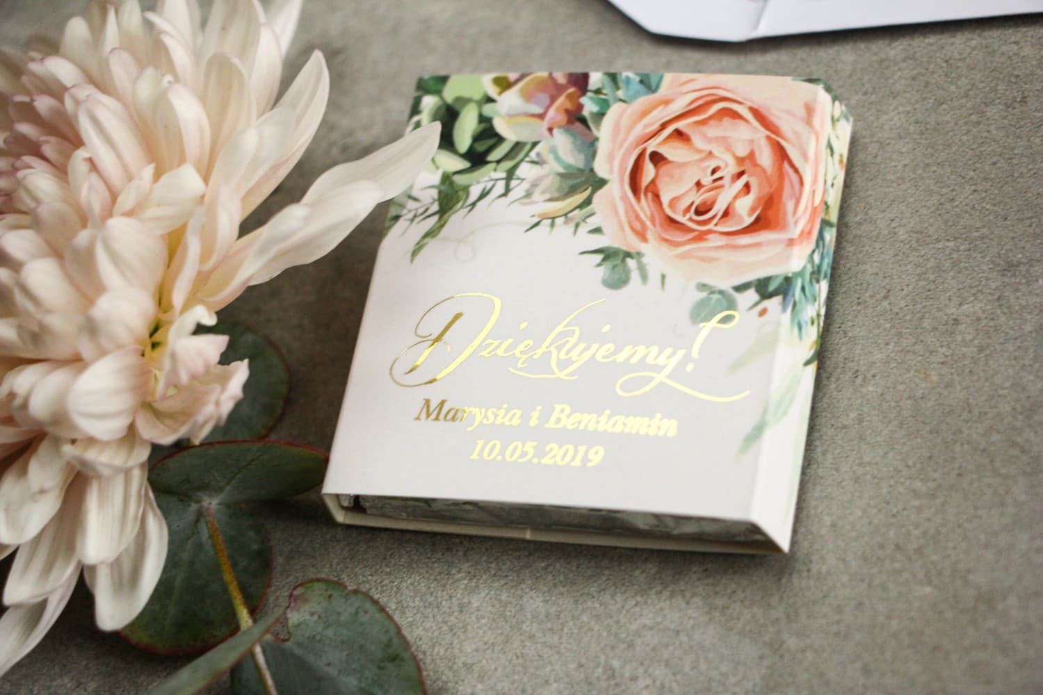 Czekoladki Ślubne z Piwoniami i Złotym Napisem | Personalizowane Podziękowania dla Gości | Flores nr 4