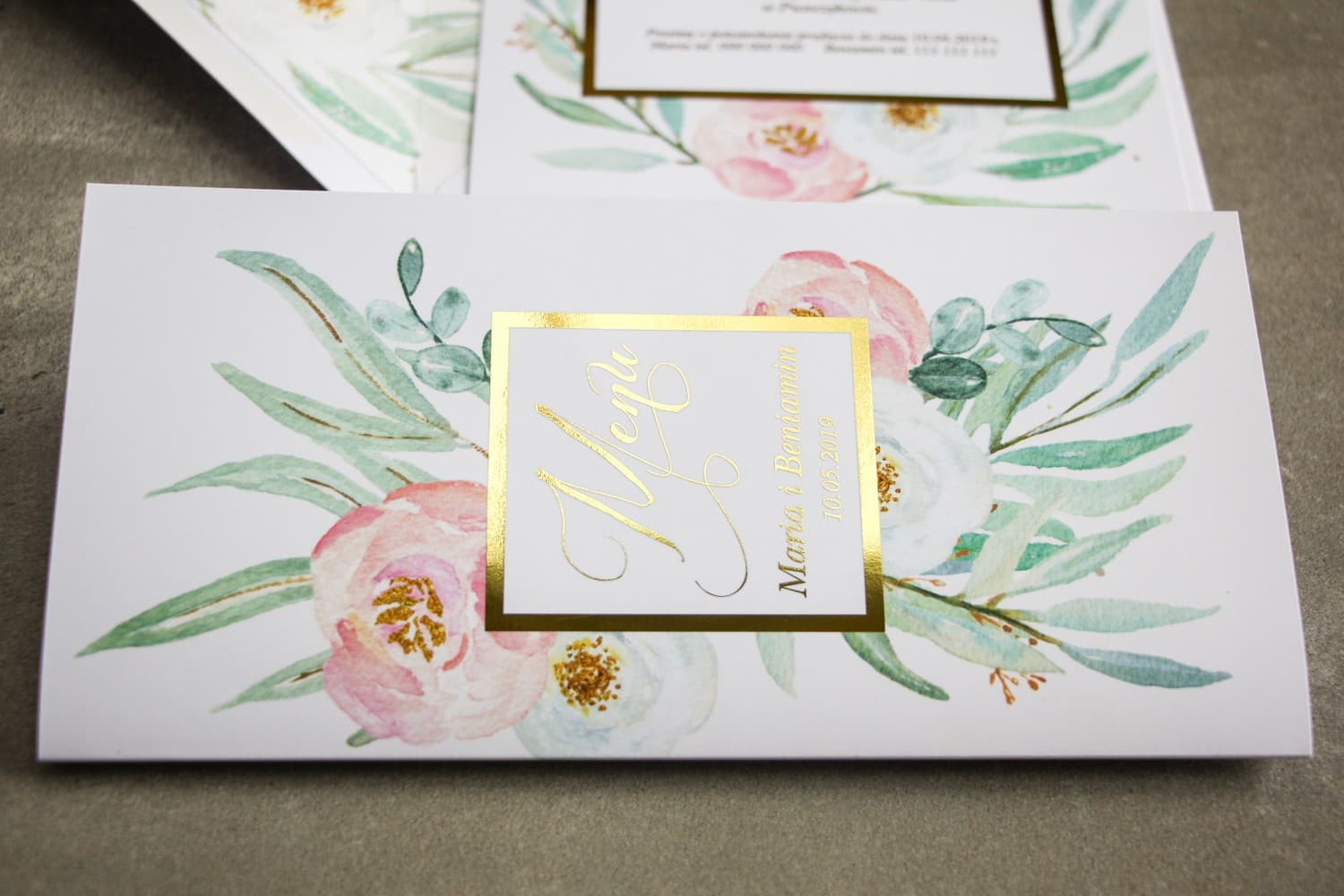 Złocone Menu Weselne z Piwoniami, Elegancka Karta Dań | Menu na Stół Weselny Glamour | Flores Nr 1