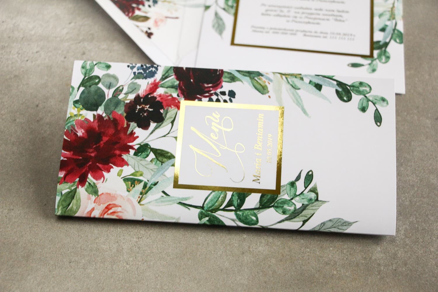 Złocone Menu Weselne z Burgundowymi Piwoniami | Elegancka Karta Dań na Stół Glamour | Flores Nr 2