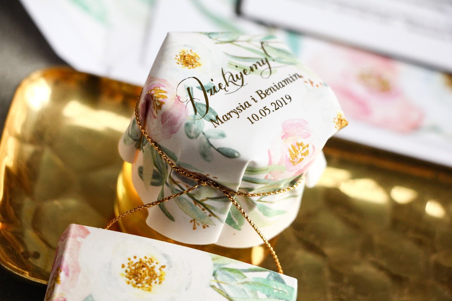 Złocone Miodki Ślubne Flores nr 1 – Słodkie Podziękowanie z Różową Piwonią