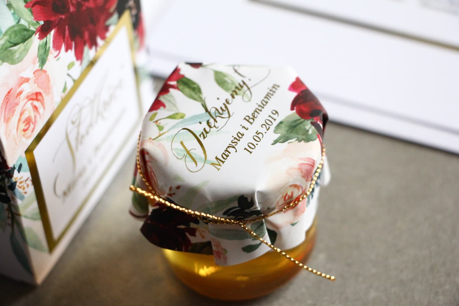 Złocone Miodki Ślubne Flores nr 2 – Słodkie Podziękowanie z Burgundową Piwonią