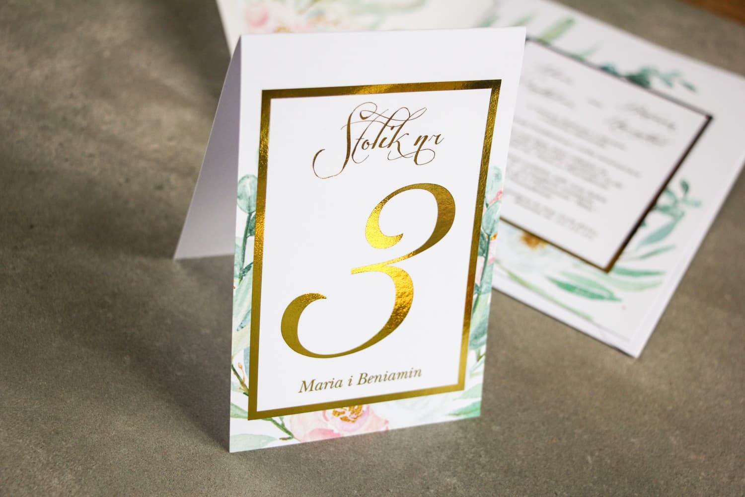 Złocone Numery na Stół Weselny z Piwoniami | Elegancka Numeracja Stołów Glamour | Flores nr 1