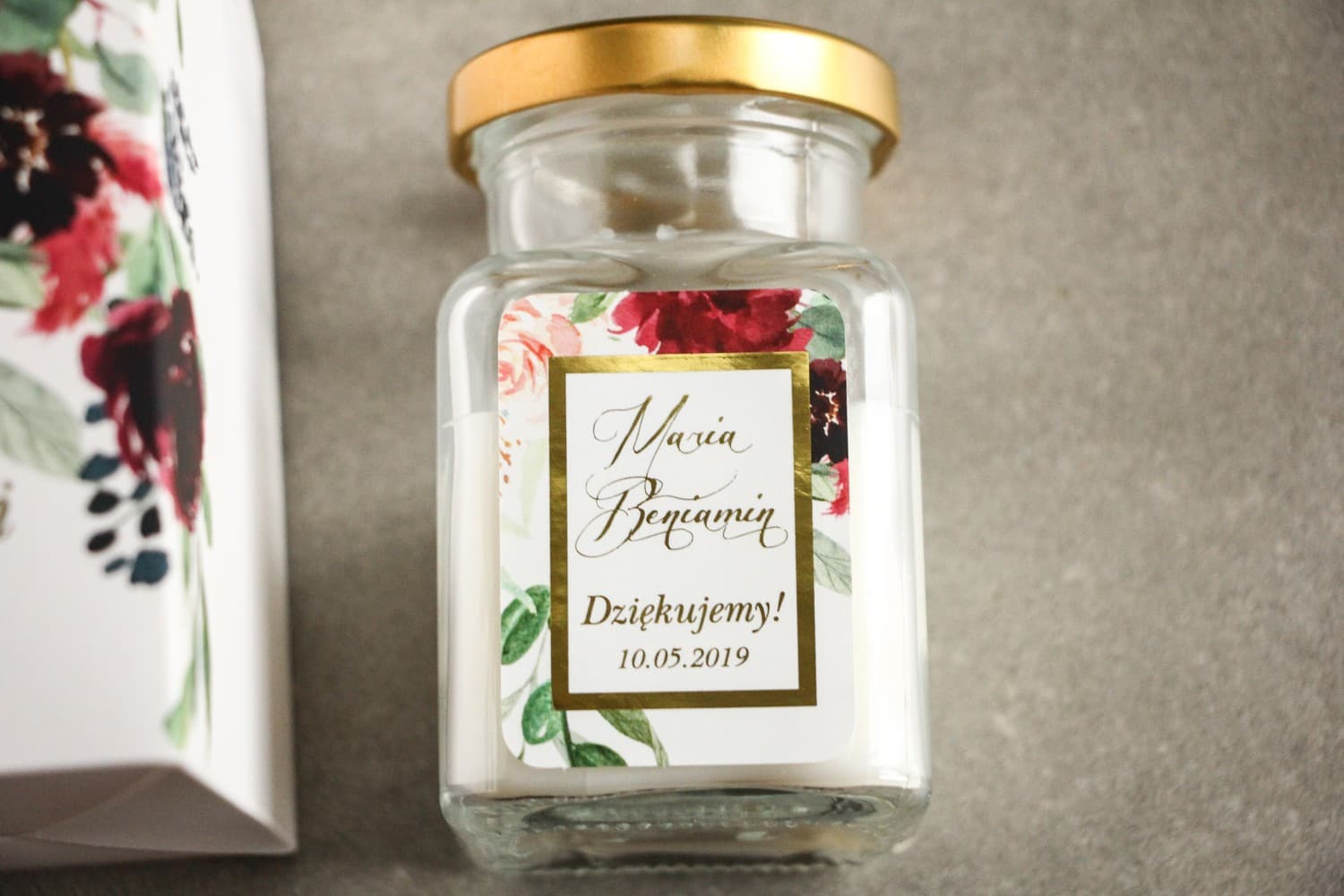 Świeczka Sojowa Flores nr 2 – Złocone Podziękowanie dla Gości z Piwoniami