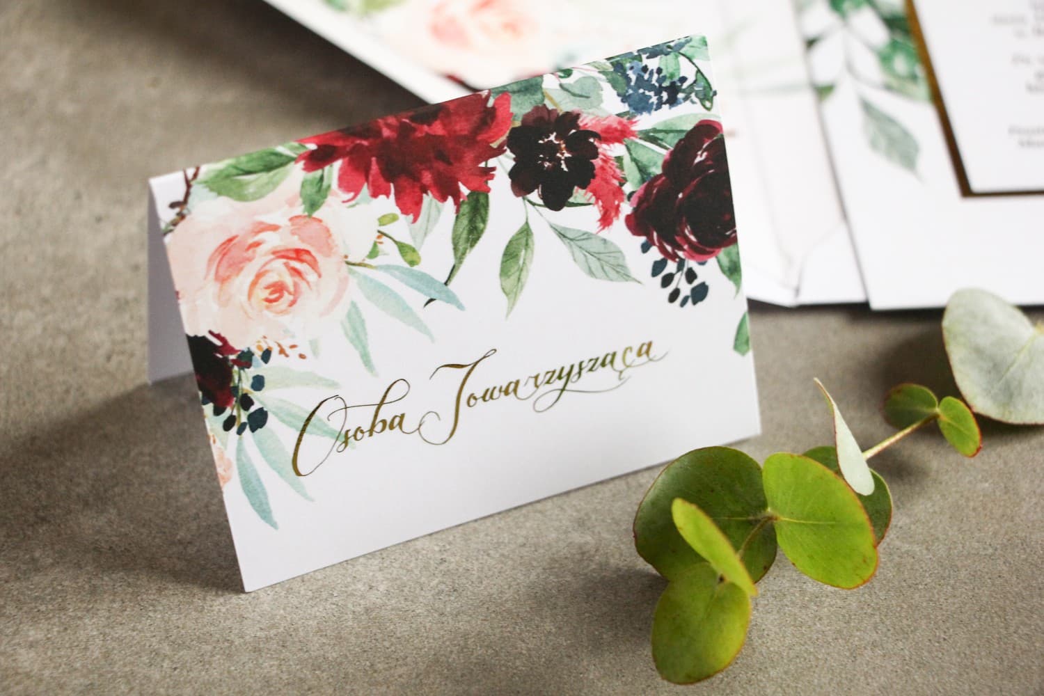 Winietki Ślubne Flores nr 2 – Złocone Wizytówki na Stół z Motywem Burgundowych Piwonii