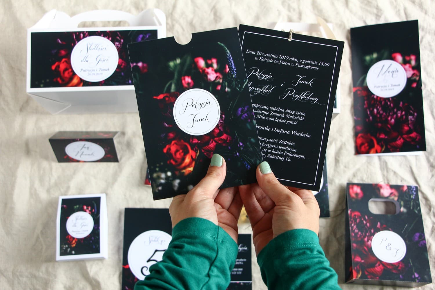 Zaproszenia ślubne w czarnym etui z bordowymi kwiatami – Botanik nr 5