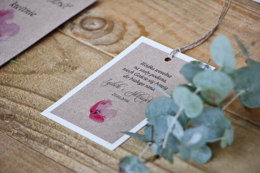 Zawieszki na Wódkę Weselną Różowy Mak, Eko Papier Lniany, Dowolny Tekst | Zawieszki na Alkohol na Wesele | Margaret nr 5