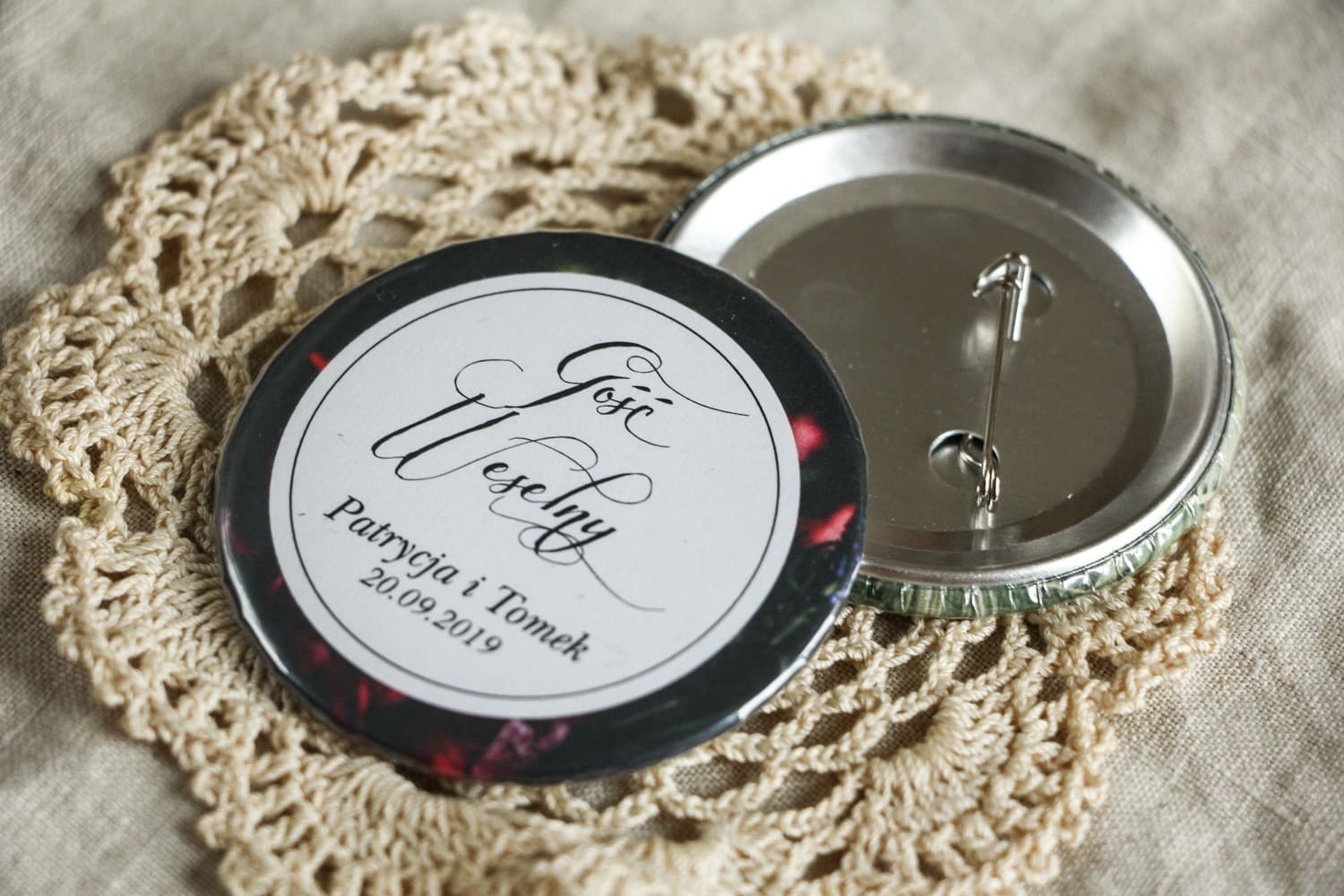 Przypinki Podziękowania i Winietki z Burgundowymi Kwiatami | Eleganckie Przypinki Ślubne | Botanik nr 5