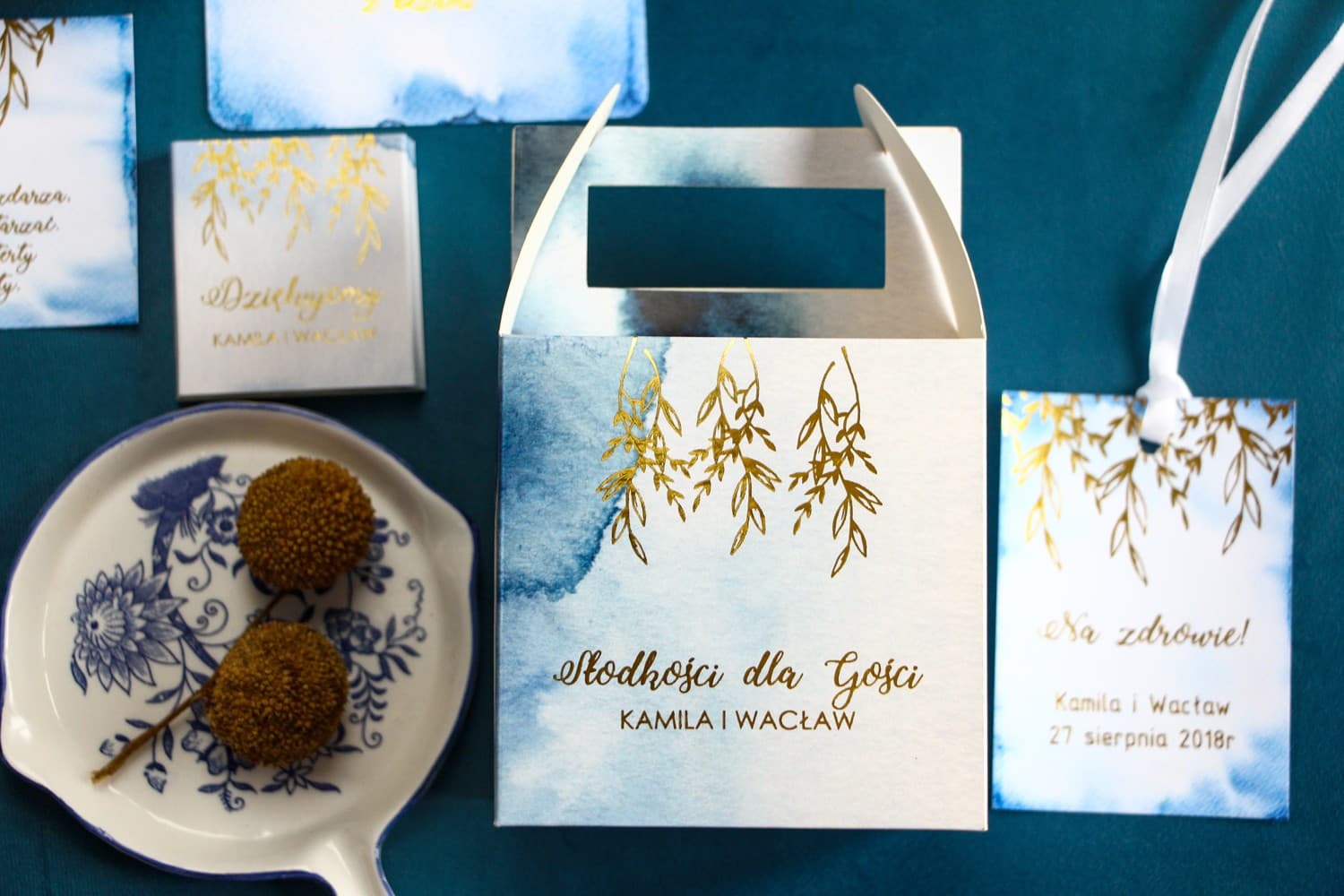 Eleganckie niebieskie pudełko ze złotym napisem | Pudełka na ciasto weselne dla gości | Kamira nr 3