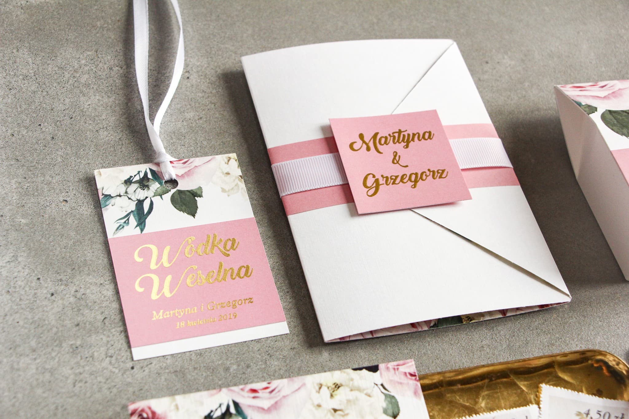 Złocone Zawieszki na Wódkę Weselną Różowe Kwiaty | Eleganckie Przywieszki na Alkohol | Lotaro nr 4