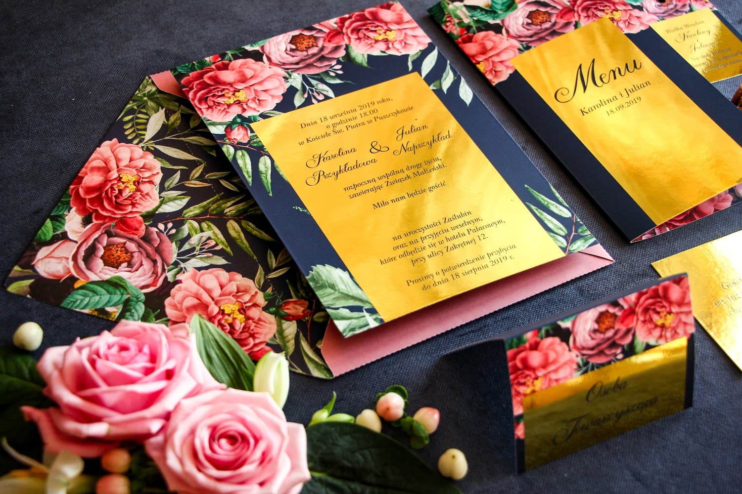 Zaproszenia ślubne granatowe w stylu glamour z piwoniami i złotem – Laura nr 3 - 2