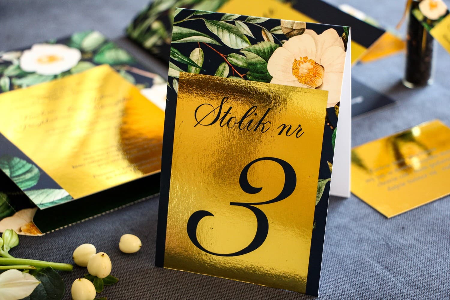 Złocone Numerki na Stół z Kamelią, Granatowy Akcent | Numery Stołów Weselnych Glamour | Laura nr 2