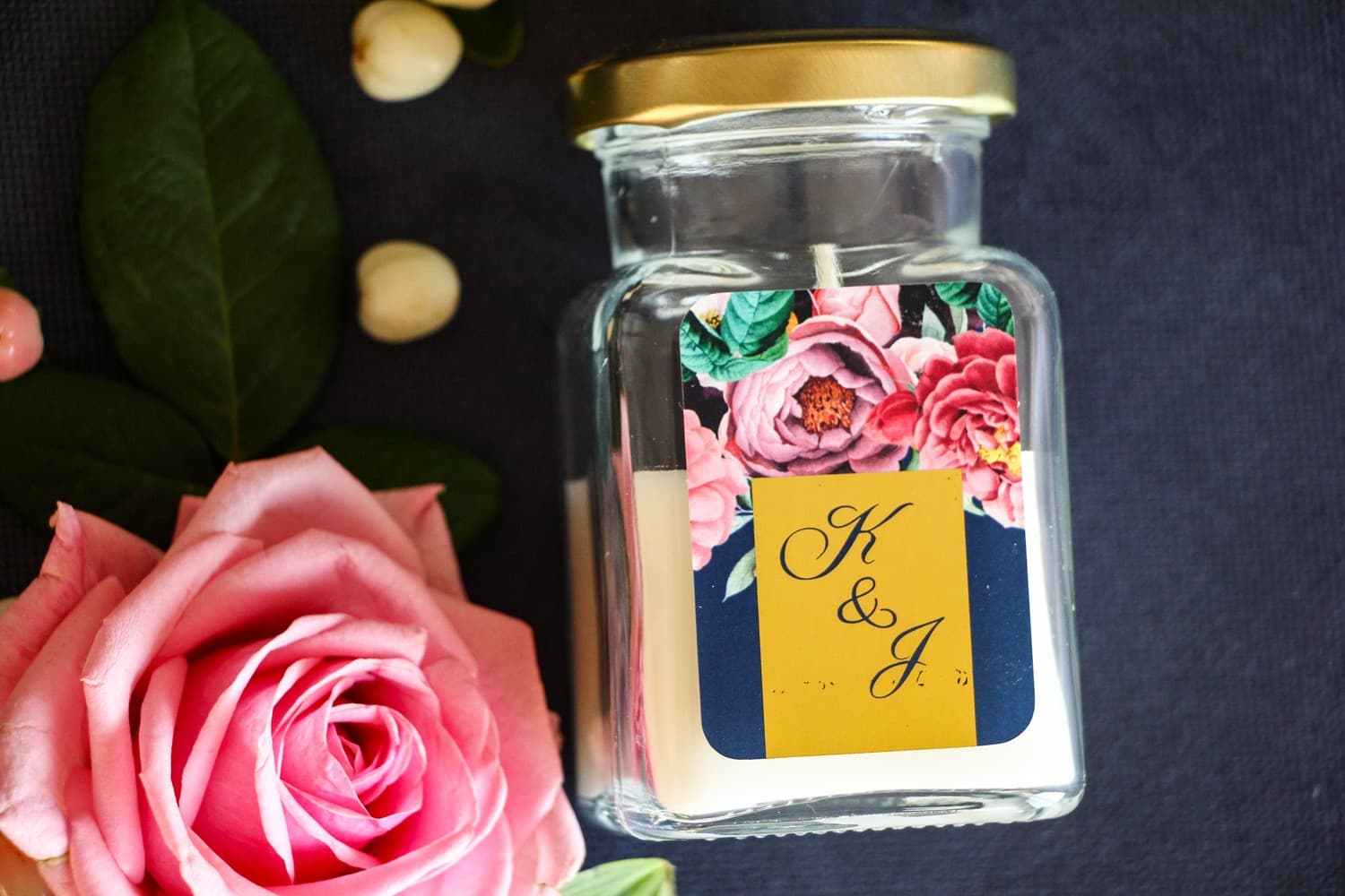 Świeczka Sojowa Laura nr 3 – Podziękowanie dla Gości z Piwoniami i Złoceniem