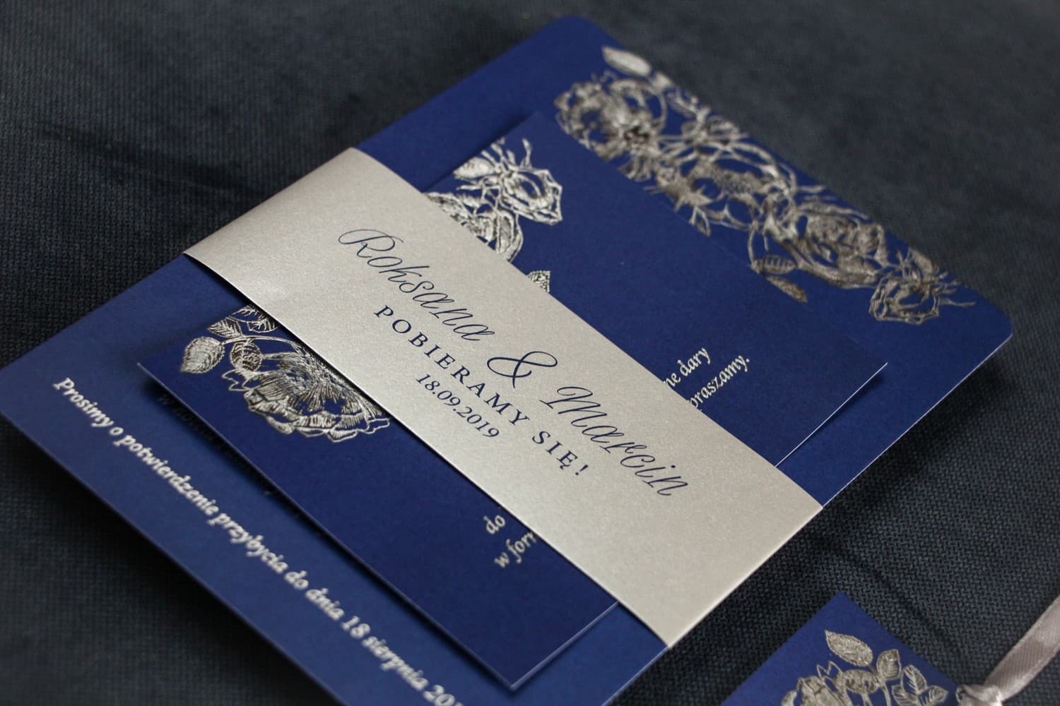 Zaproszenia ślubne glamour granatowe ze srebrzeniem i perłową opaską – Mikado nr 1 - 2