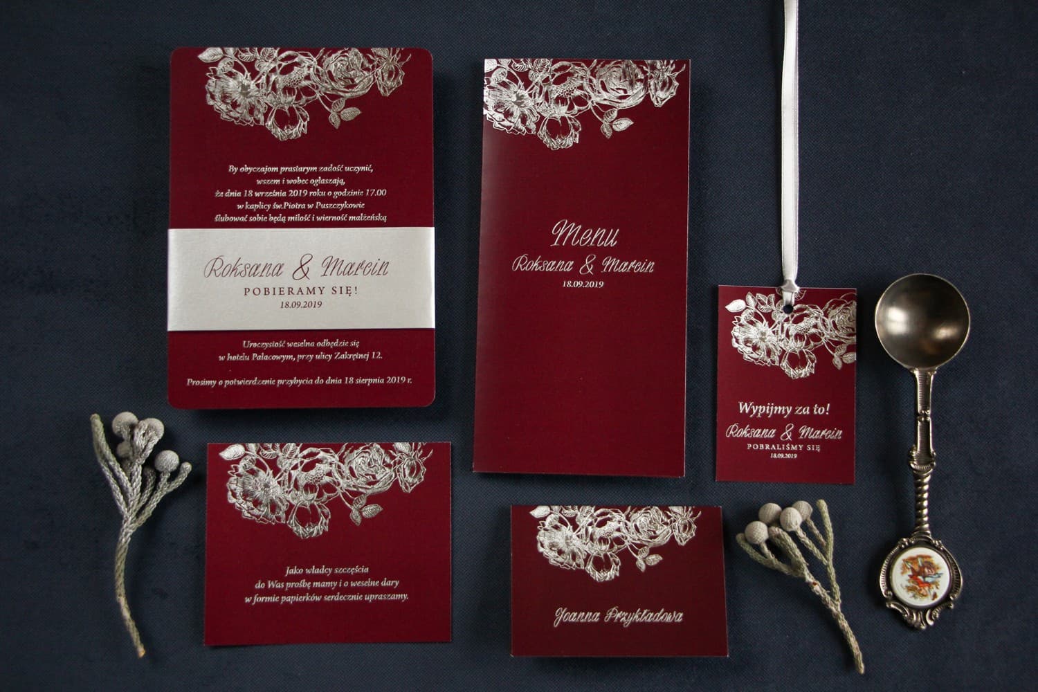 Zaproszenia ślubne bordowe ze srebrzeniem i perłową opaską – Mikado 2 - 3