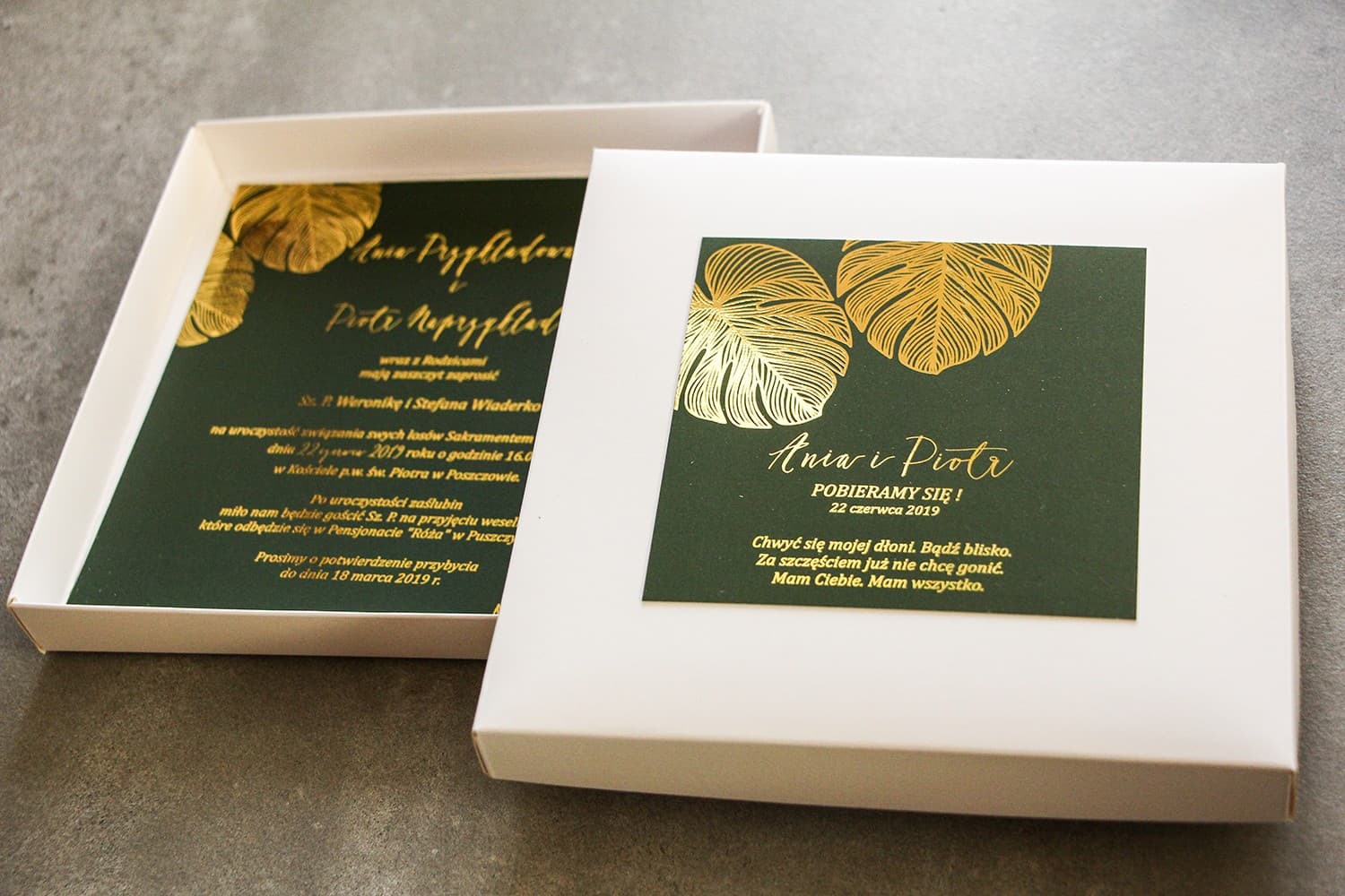 Zaproszenia ślubne w pudełku glamour ze złoconą monsterą – Szafir nr 1 - 3