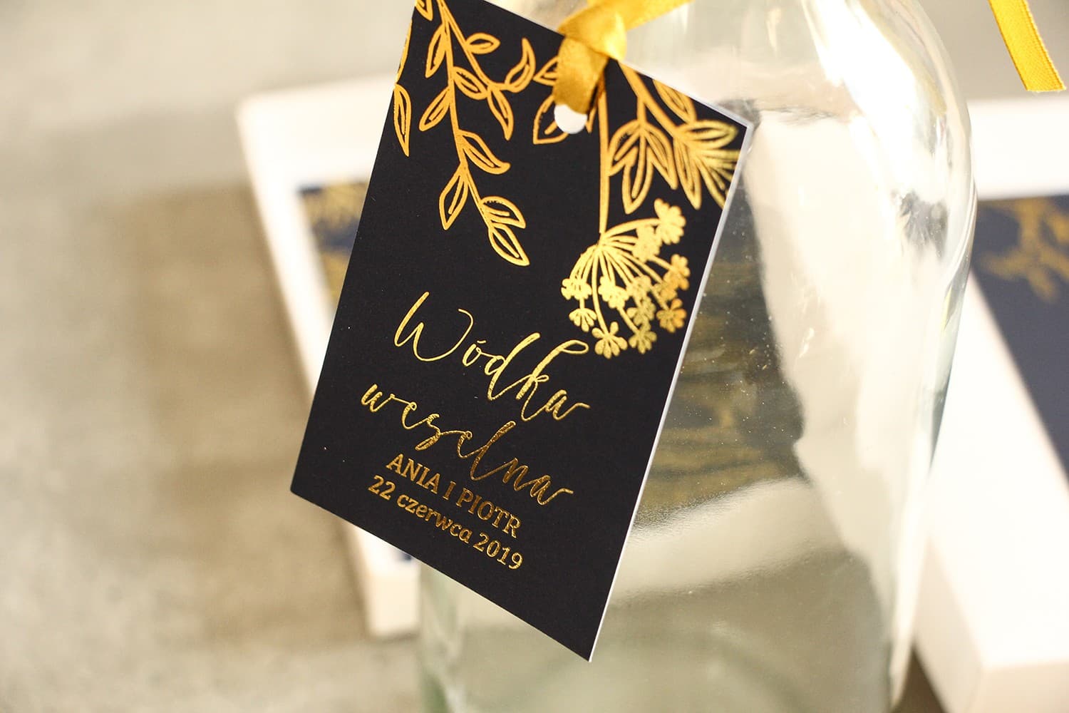 Złocone Zawieszki na Wódkę Weselną Granatowe | Eleganckie Przywieszki na Alkohol Glamour | Szafir nr 2