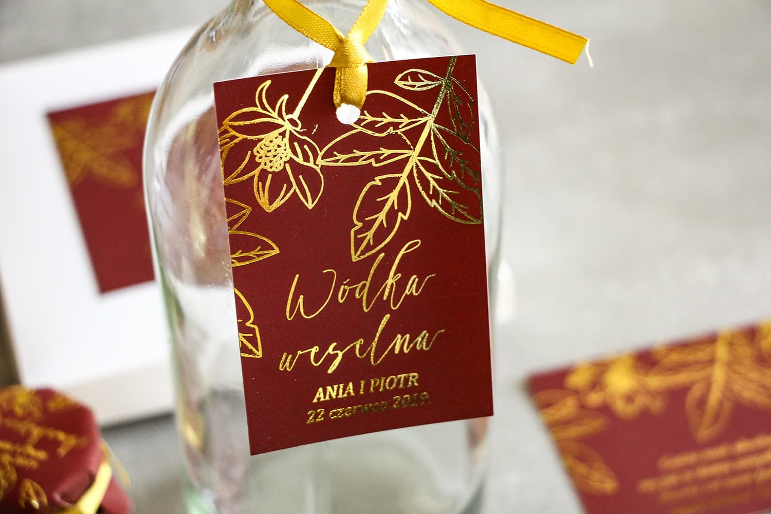 Eleganckie Zawieszki na Wódkę Bordowe Złocone | Przywieszki na Alkohol Weselny Glamour | Szafir nr 3