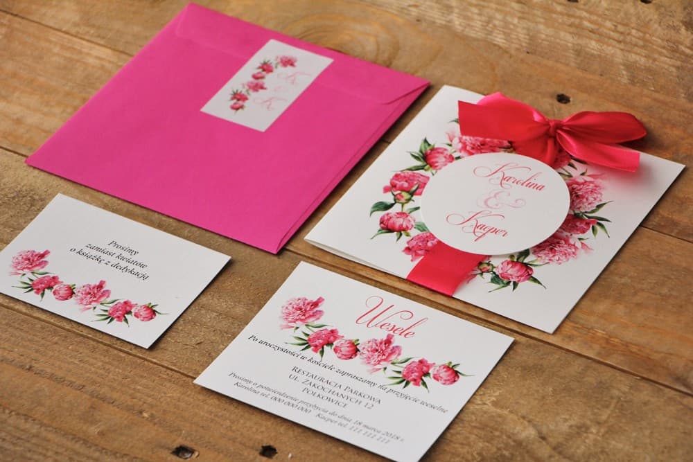 Zaproszenia ślubne z amarantową piwonią i kokardką, elegancki motyw kwiatowy – Akwarele nr 6 - 3