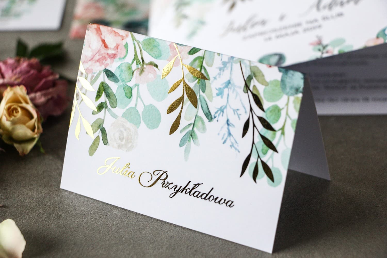 Winietki Ślubne Rubin nr 2 – Złocone Wizytówki na Stół z Różowymi Piwoniami