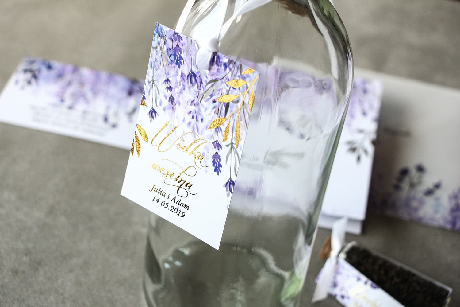 Złocone Zawieszki na Alkohol Rubin nr 5 – Styl Glamour z Wrzosami