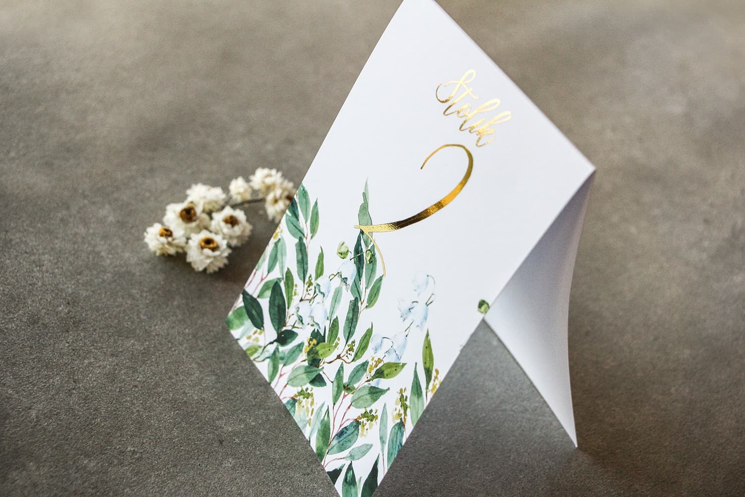 Numery na Stół Rubin nr 4 – Złocone Karty z Motywem Konwalii