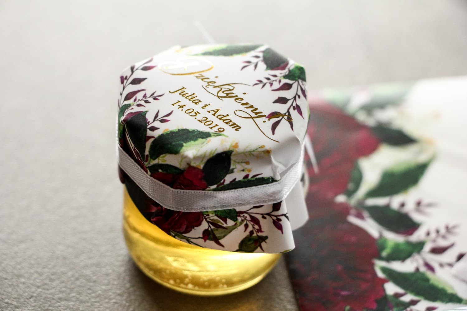 Polski Miód w Słoiczku Rubin nr 3 – Złocone Podziękowanie z Piwonią