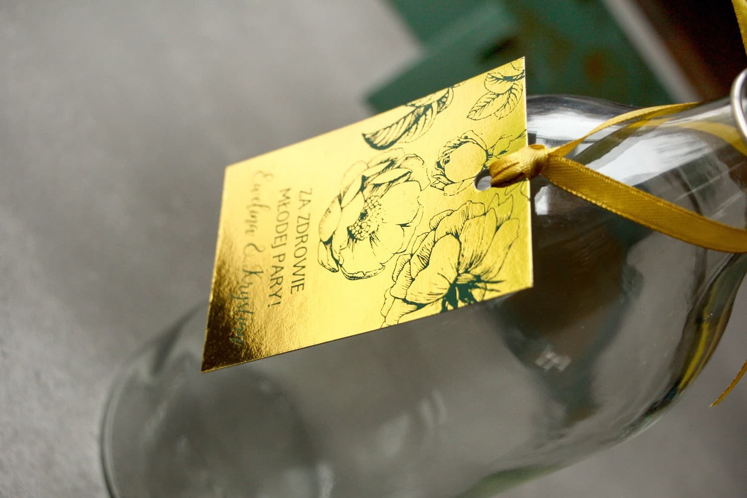 Złocone Zawieszki na Wódkę Weselną Zielone Róże | Eleganckie Zawieszki na Alkohol Glamour | Brilant nr 3