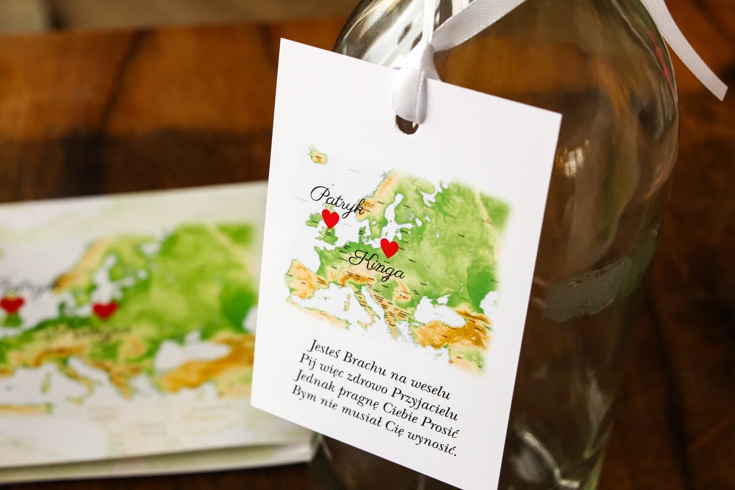 Zawieszki na Alkohol z Mapą Personalizowane dla Par Międzynarodowych | Winietki na Wódkę Weselną | Mapa Uczuć nr 2