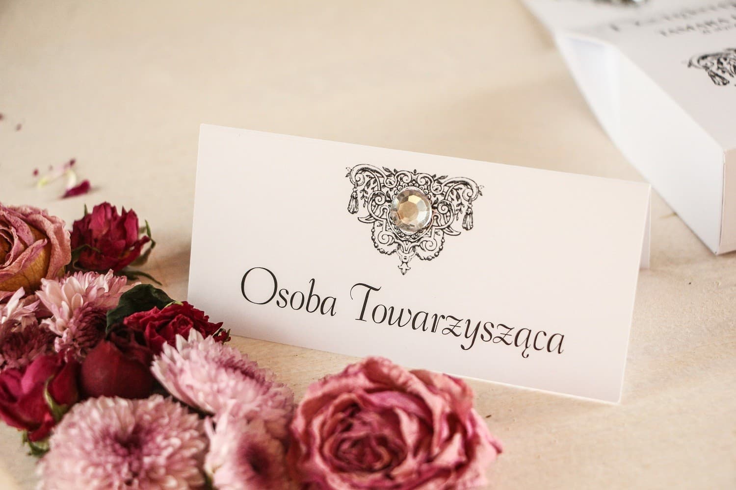 Winietki Ślubne Ze Zdjęciem nr 2 – Wizytówki na Stół z Czarnym Ornamentem i Cyrkonią