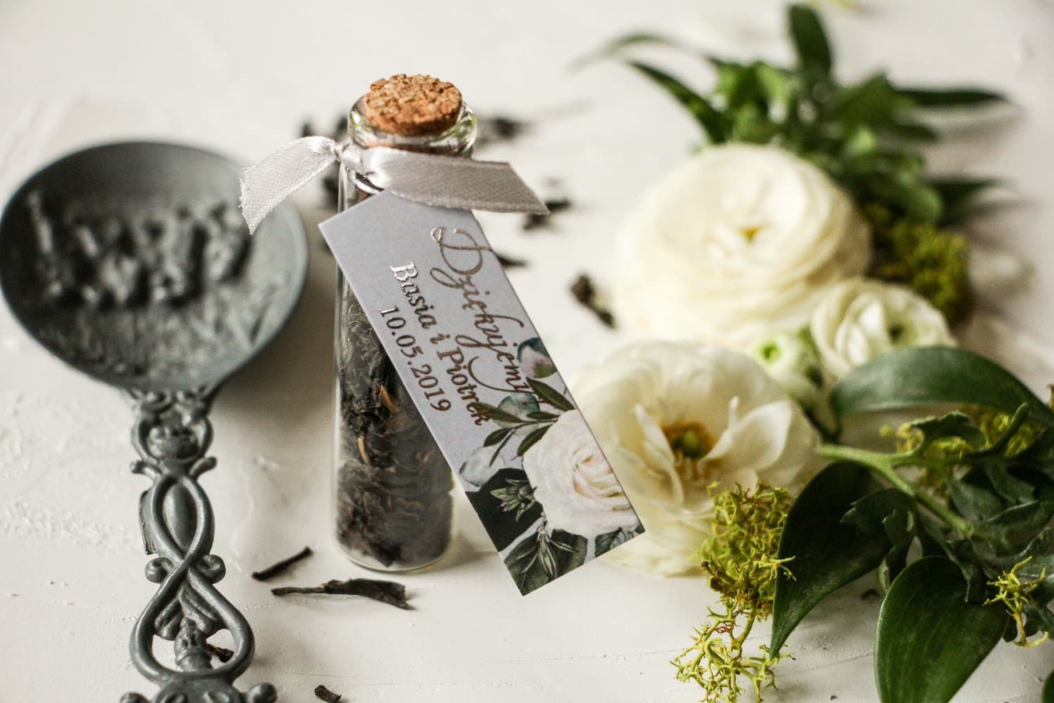 Buteleczka z herbatą, upominek dla gości glamour | Podziękowania weselne z białą różą | Pastelowe nr 2