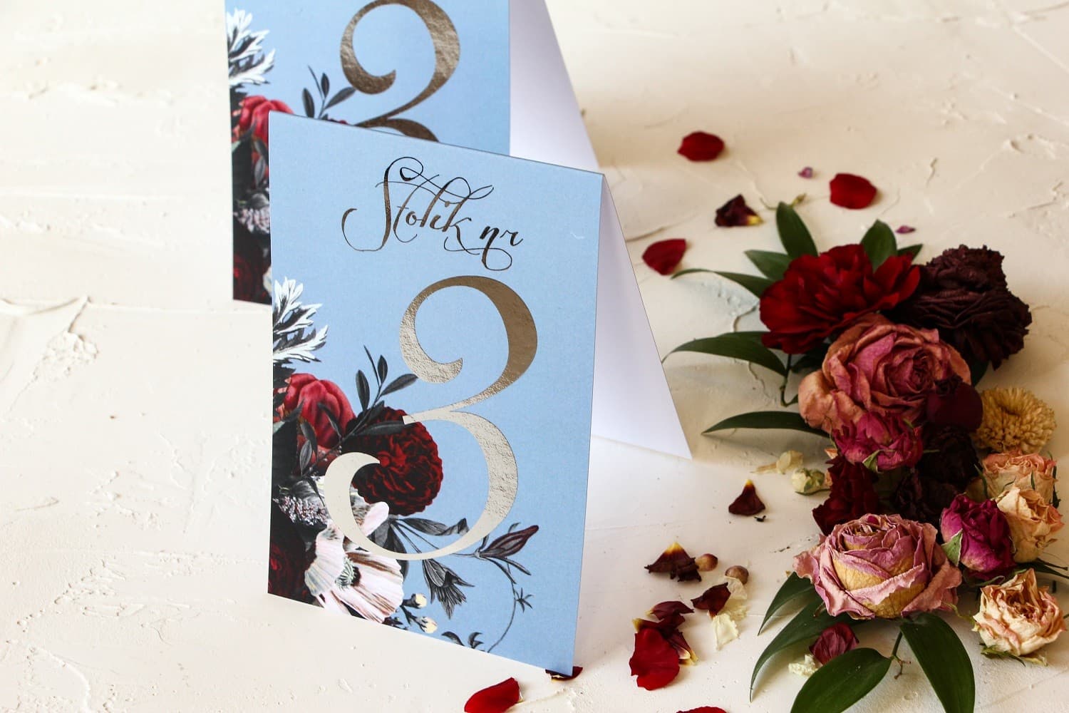 Srebrzone Numery na Stół Weselny z Kwiatami | Eleganckie Numerki na Stół Glamour | Pastelowe nr 1