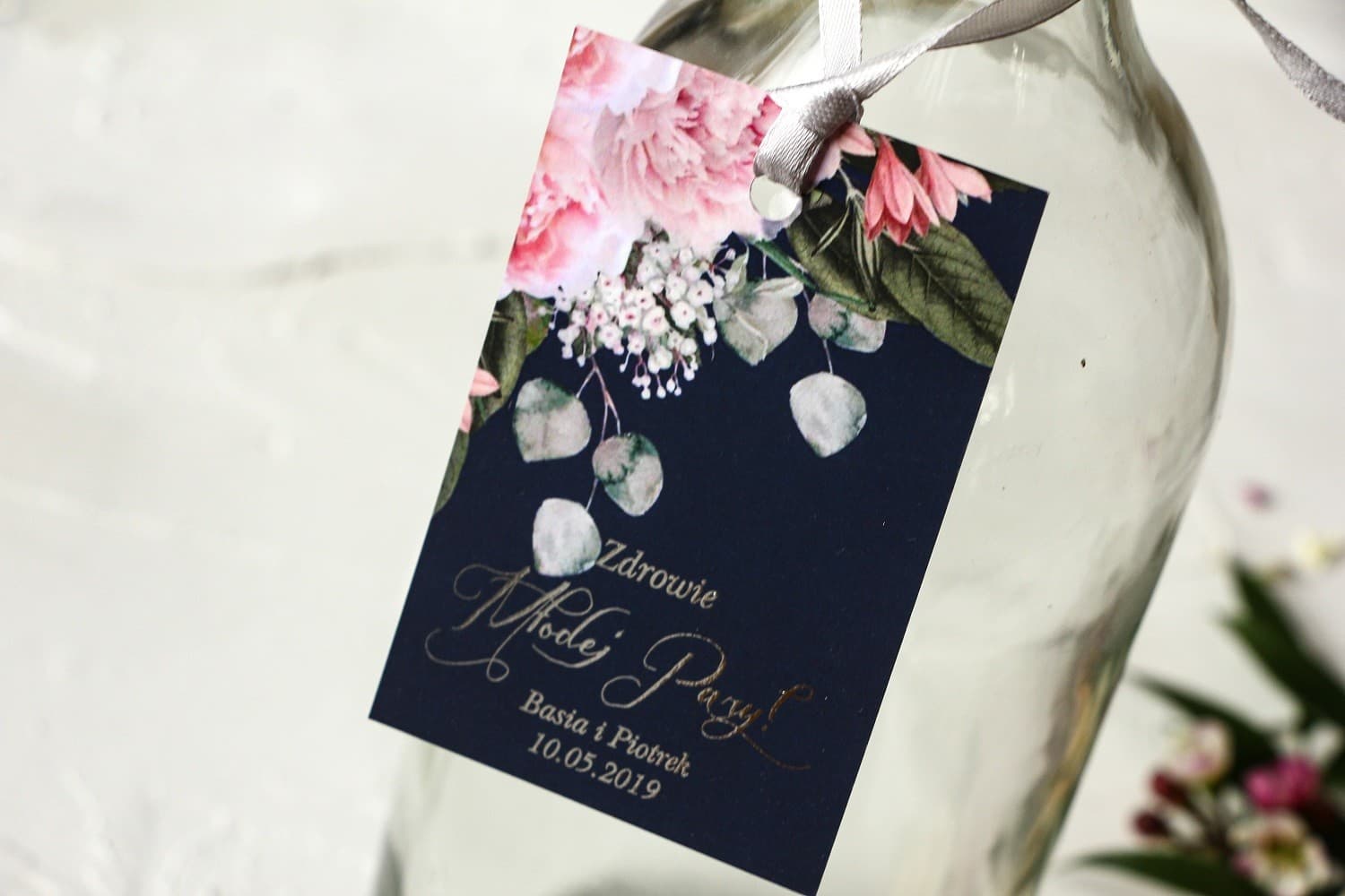 Granatowe Zawieszki na Wódkę z Piwoniami, Srebrzone | Etykiety na Alkohol Glamour | Pastelowe nr 3