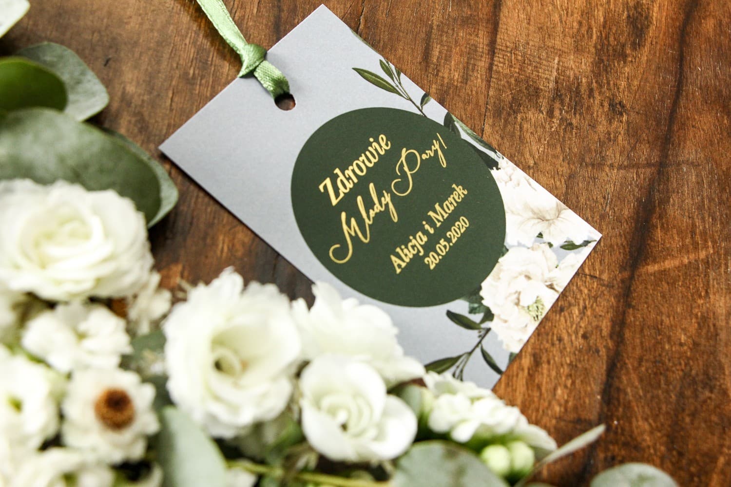 Eleganckie Zawieszki na Wódkę Weselną Szare Złocone, Winietki na Alkohol z Piwoniami | Soreli nr 1