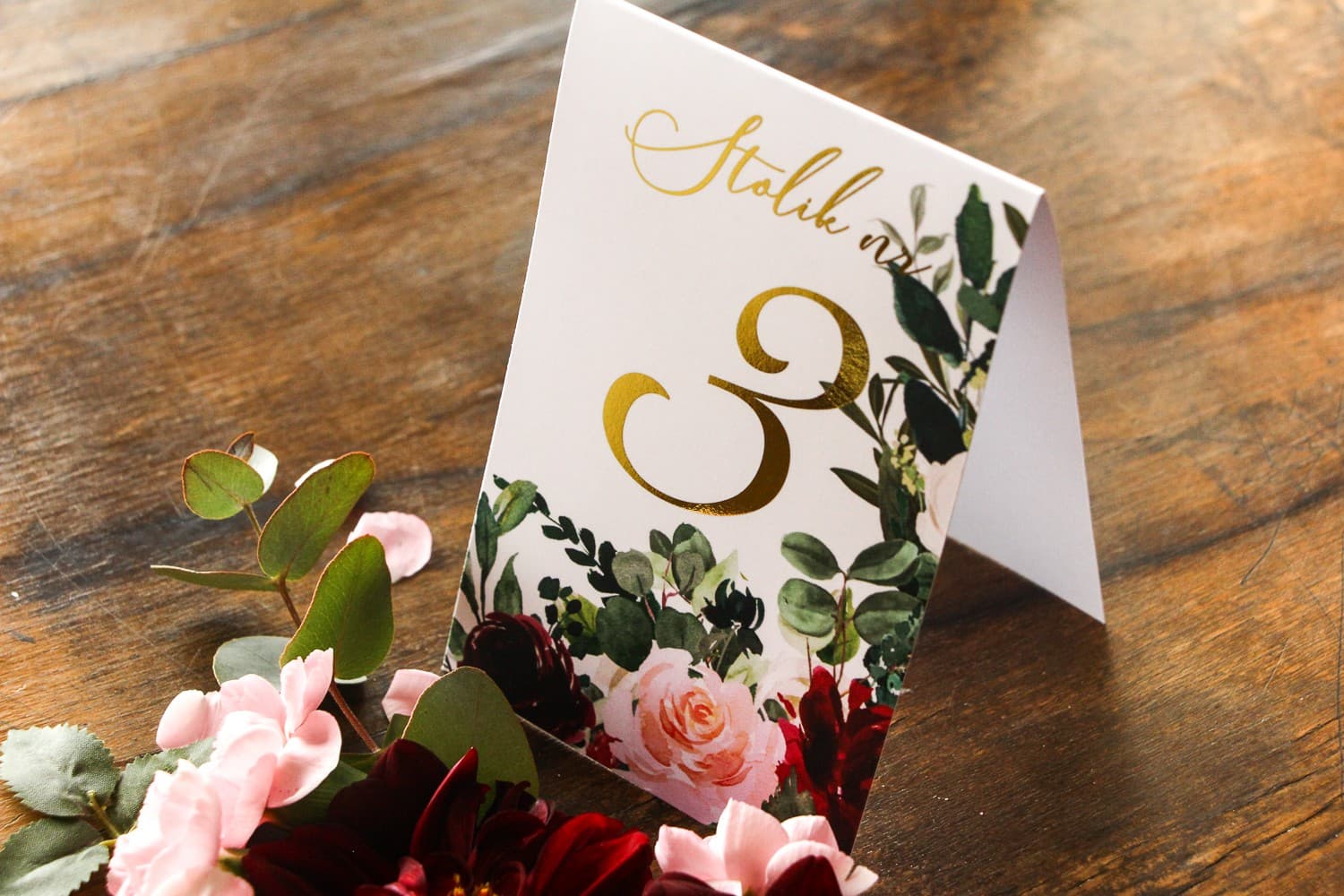 Złocone Numerki na Stół z Bordowymi Kwiatami | Eleganckie Numery na Stoliki Weselne Glamour | Soreli nr 2