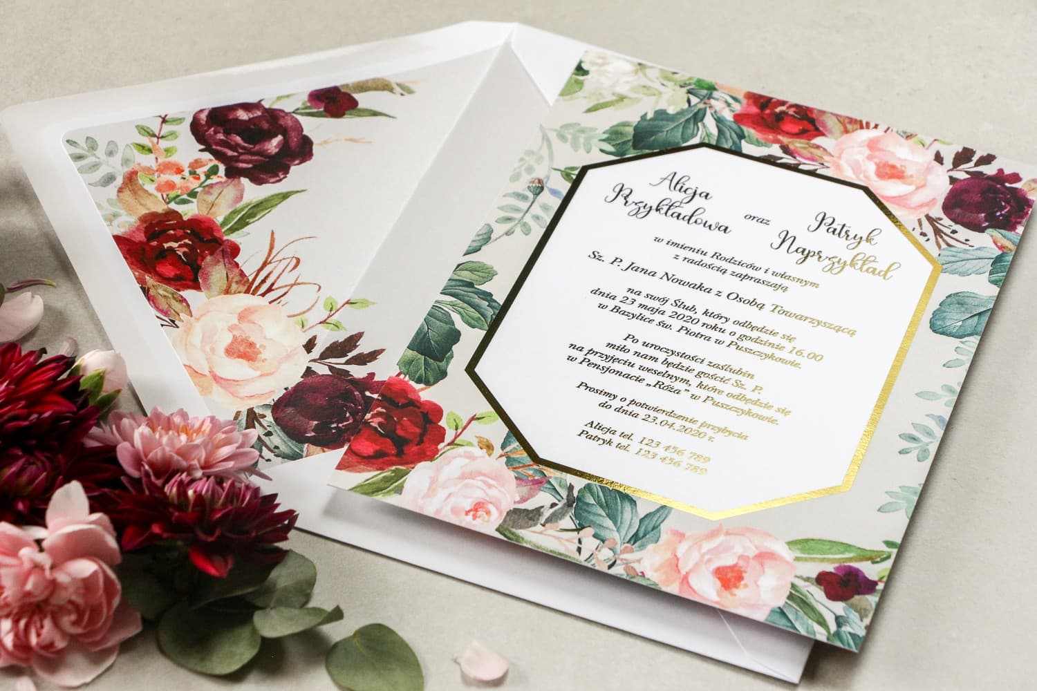Zaproszenia ślubne glamour z bordowymi piwoniami i złotą ramką – Lotus nr 5