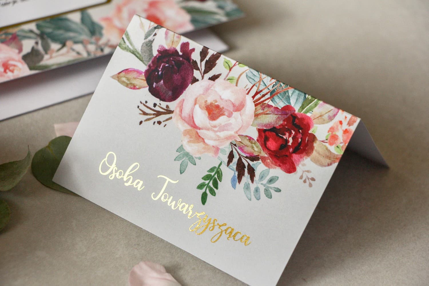 Winietki Ślubne Lotus nr 5 – Złocone Wizytówki na Stół z Bordowymi Piwoniami