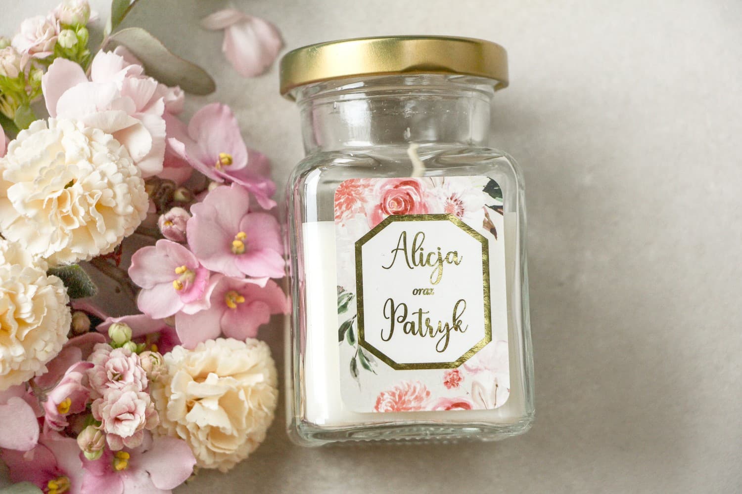 Naturalna Świeca Zapachowa Lotus nr 1 – Złocone Podziękowanie z Różami i Liliami