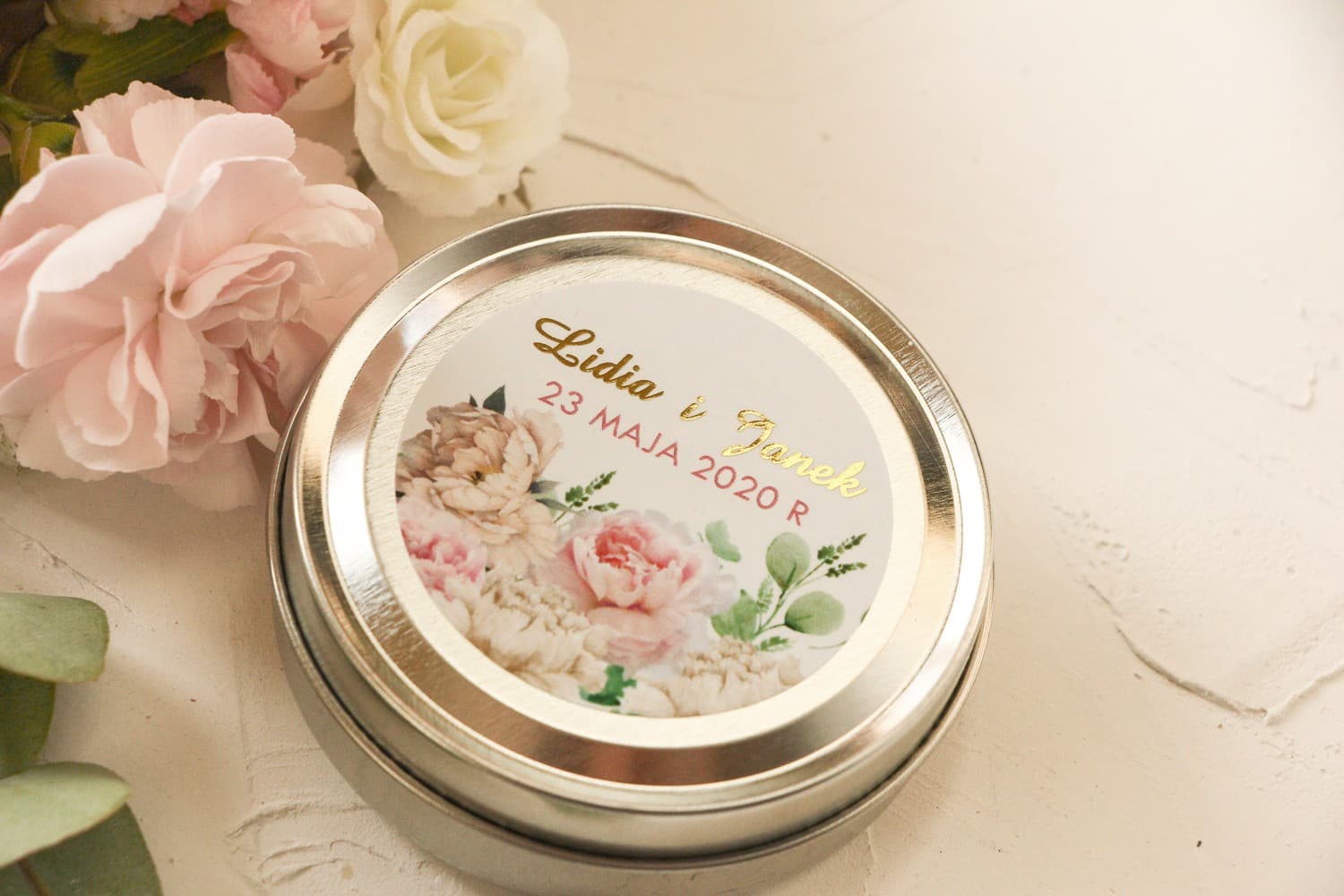 Naturalna Świeca Zapachowa Avril nr 3 – Podziękowanie dla Gości z Piwoniami i Złoceniem