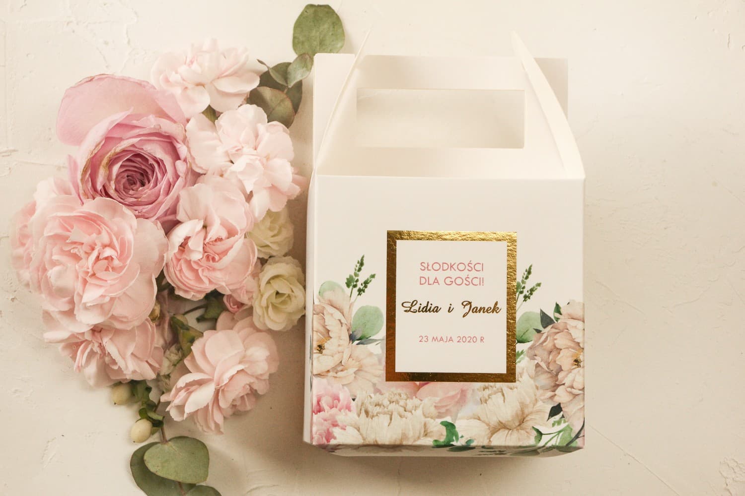 Eleganckie pudełko z rączką i złoceniem, różowe piwonie | Pudełka na ciasto weselne personalizowane | Avril nr 3