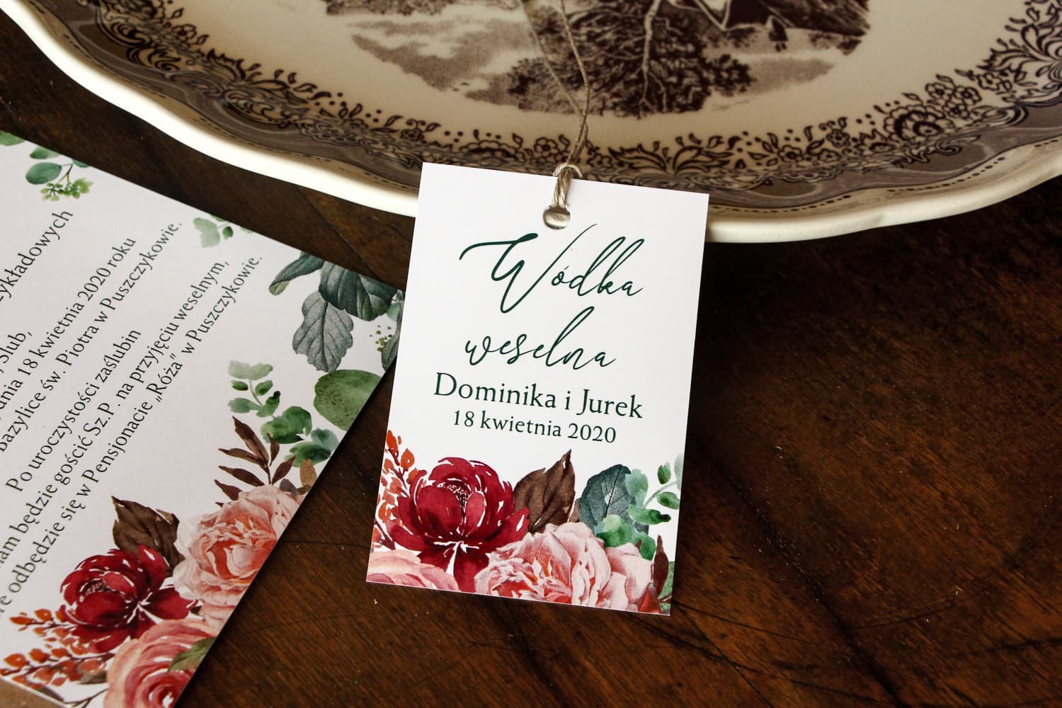 Eleganckie zawieszki na wódkę z różowym bukietem | Złocone etykiety na alkohol weselny | Delize nr 3