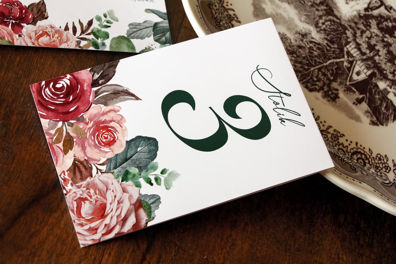 Numerki na stół weselny z różowymi kwiatami | Stojące oznaczenia stołów na wesele | Delize nr 3