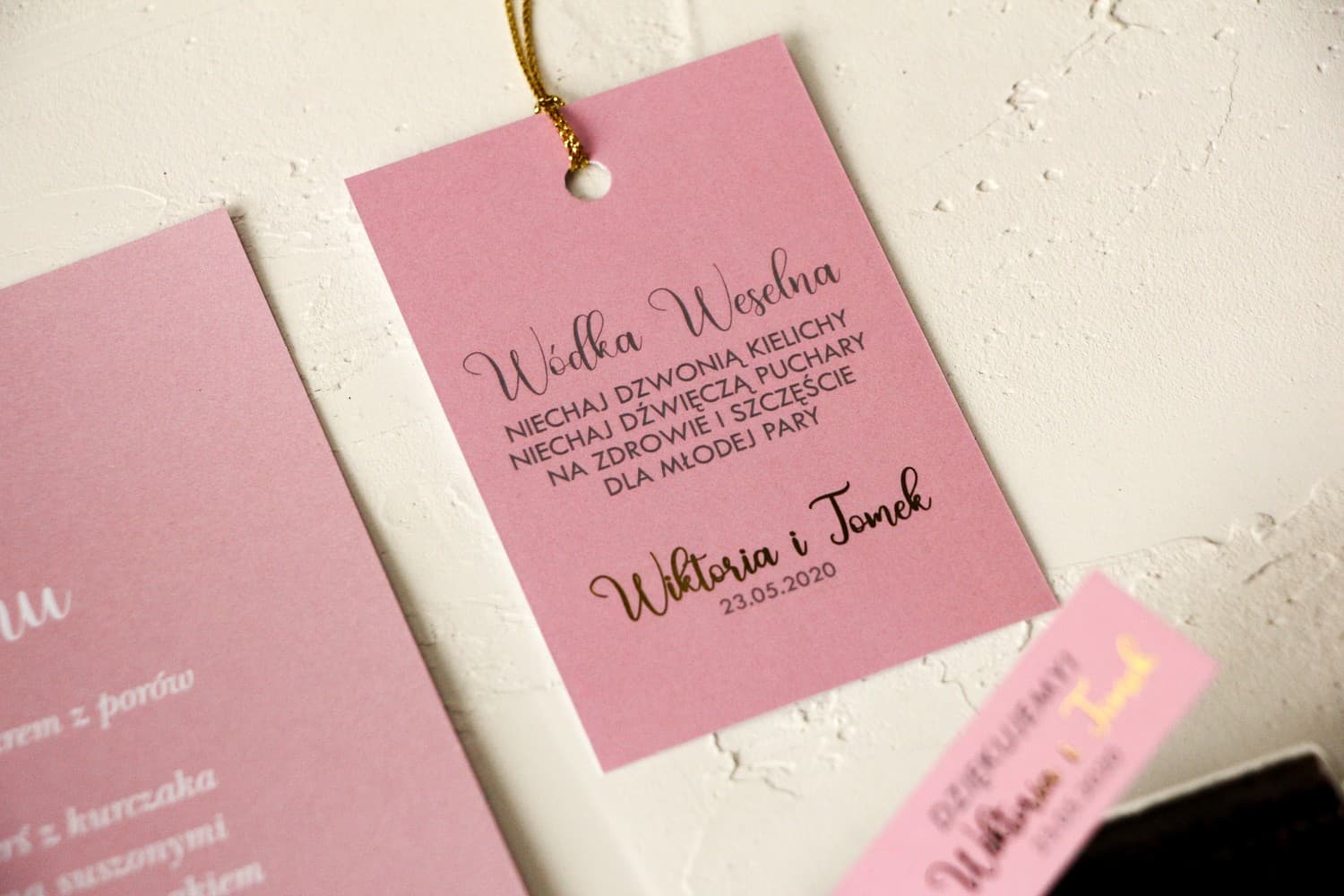 Różowe Zawieszki na Wódkę Różowe Złoto Personalizowane | Zawieszki na Alkohol Ślubne | Emerald nr 2